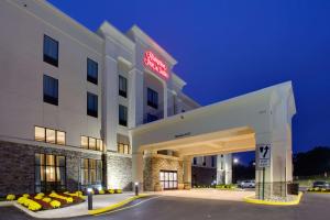 Una representación de un hotel por la noche. en Hampton Inn & Suites Philadelphia/Bensalem, en Bensalem