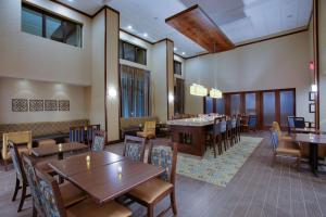 Hampton Inn & Suites Philadelphia/Bensalem 레스토랑 또는 맛집