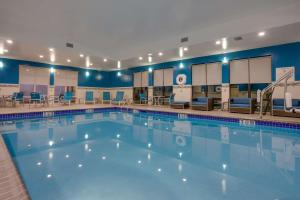 una gran piscina en una habitación de hotel en Hampton Inn & Suites Philadelphia/Bensalem, en Bensalem