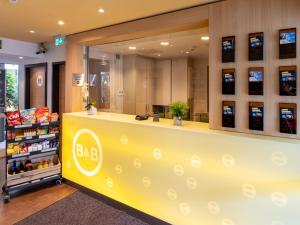 een winkel met een gele toonbank in een winkel bij B&B Hotel Hannover-Nord in Hannover