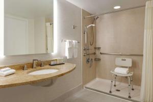 Koupelna v ubytování Embassy Suites by Hilton Philadelphia Valley Forge + 42 fotografií