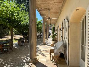 een veranda van een huis met een tafel en stoelen bij Le Clos des Sept Palmiers in Cavalaire-sur-Mer