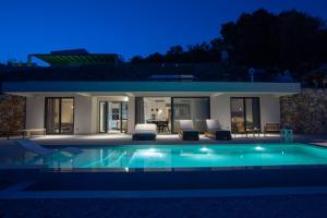 una villa con piscina di notte di Armante Supreme Villas - Villa Ilianna a Fternón