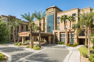 uma representação da frente do hotel com palmeiras em Hampton Inn & Suites Phoenix Glendale-Westgate em Glendale