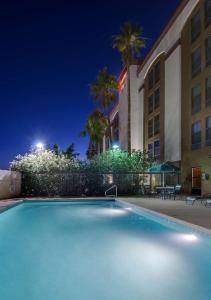 a swimming pool in front of a hotel at night at Hampton Inn Glendale-Peoria in Peoria