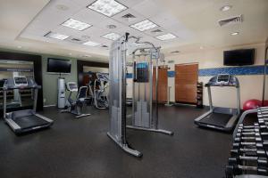 un gimnasio con cintas de correr, máquinas de correr y TV en Hampton Inn Glendale-Peoria en Peoria