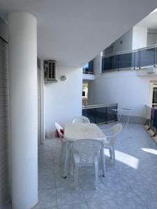 a white table and chairs in a room at Mont-Roig Del Camp in Tarragona