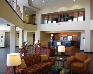 eine Lobby mit Sofas und Stühlen in einem Gebäude in der Unterkunft Hampton Inn & Suites Phoenix/Gilbert in Gilbert