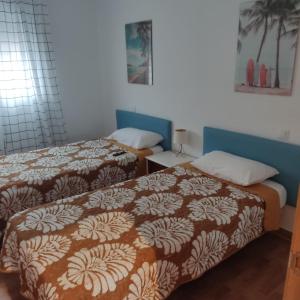 una habitación de hotel con 2 camas en una habitación en Pensión CASA LEÓN, en Santoña