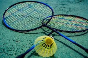 Tenis alebo squash v ubytovaní Elounda Residence Resort & Waterpark alebo jeho okolí