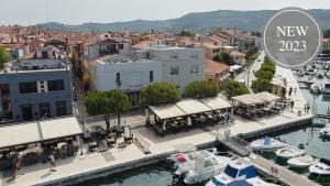 een luchtzicht op een stad met boten in een jachthaven bij Dolcemente Garni Hotel Superior in Izola