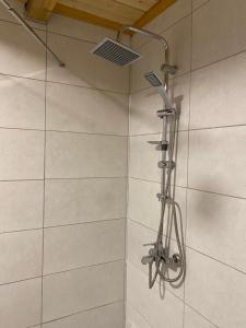 prysznic z głowicą prysznicową na ścianie w obiekcie Ayder Villa Gencal King w mieście Ayder Yaylasi