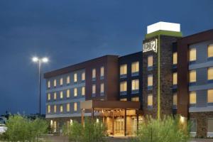 um edifício com uma torre de relógio em cima em Home2 Suites By Hilton Mesa Longbow, Az em Mesa