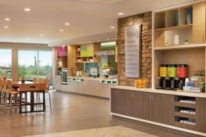 Home2 Suites By Hilton Mesa Longbow, Az的咖啡和沏茶工具