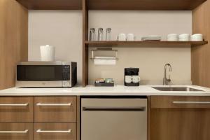 Home2 Suites By Hilton Mesa Longbow, Az的厨房或小厨房
