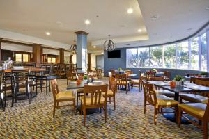 - une salle à manger avec des tables, des chaises et des fenêtres dans l'établissement DoubleTree by Hilton Phoenix North, à Phoenix