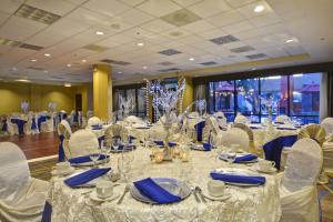 um salão de banquetes com mesas e cadeiras brancas em DoubleTree by Hilton Phoenix North em Phoenix