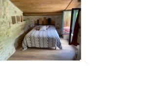 a bedroom with a bed in the corner of a room at Le petit lodge cosy in Saint-Savinien