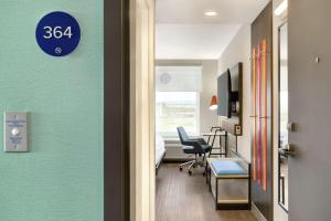 un couloir d'hôpital avec une chambre avec un lit et une fenêtre dans l'établissement Tru By Hilton Scottsdale Salt River, à Scottsdale