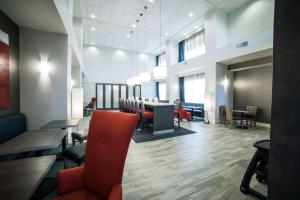 Hampton Inn & Suites Tempe/Phoenix Airport, Az في تيمبي: منطقة انتظار مستشفى مع الكراسي والطاولات