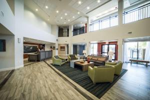 een grote woonkamer met banken en stoelen bij Hampton Inn & Suites Tempe/Phoenix Airport, Az in Tempe