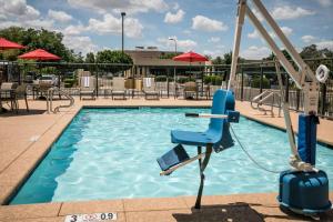 uma piscina num hotel com uma escada azul em Hampton Inn & Suites Tempe/Phoenix Airport, Az em Tempe