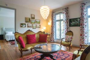 een woonkamer met een bank en een tafel bij B&B Le Clos d'Argenson in Bergerac