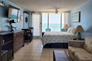 1 dormitorio con 1 cama y sala de estar con sofá en Pirates Cove Condo Unit #511 en Daytona Beach Shores