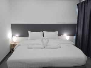 Postel nebo postele na pokoji v ubytování D Night Suite Hotel