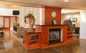 una sala de estar con chimenea y una estatua de un caballo en Hampton Inn & Suites Pittsburgh-Meadow Lands, en Washington