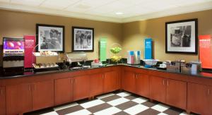 un restaurante con barra con barra de comida en Hampton Inn & Suites Pittsburgh-Meadow Lands, en Washington