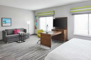 Hampton Inn Odessa Trinity的电视和/或娱乐中心