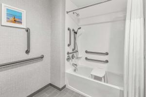 Hampton Inn Odessa Trinity的一间浴室