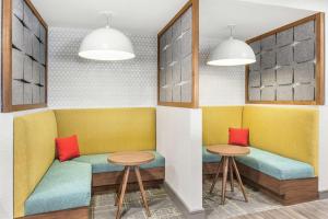 Hampton Inn Odessa Trinity的休息区