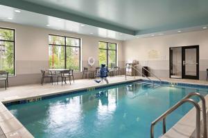Bazén v ubytování Hampton Inn & Suites Cranberry Township/Mars nebo v jeho okolí