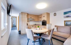 een keuken en eetkamer met een tafel en stoelen bij Beautiful Home In Zasadbreg With Wifi in Zasadbreg