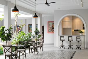 une salle à manger avec une table et des chaises ainsi qu'une cuisine dans l'établissement Bincarung House Bogor, à Bogor