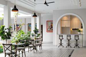 Posezení v ubytování Bincarung House Bogor