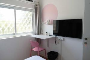 TV a/nebo společenská místnost v ubytování Ajami Guest House