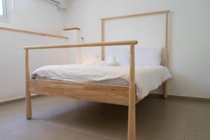 Postel nebo postele na pokoji v ubytování Ajami Guest House