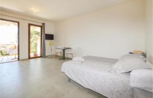 a bedroom with a bed and a table with chairs at Amazing Apartment In Piana With Wifi in Piana