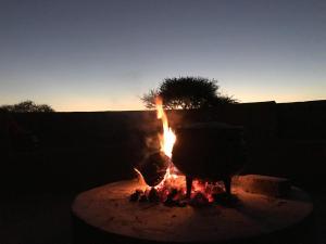 un pozo de fuego con una olla encima en Horizon Savannah, en Dinokeng Game Reserve