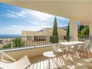 uma varanda com uma mesa e cadeiras e o oceano em Marbella mountain retreat em Marbella