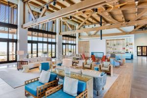 The Lodge at Gulf State Park, A Hilton Hotel的休息区