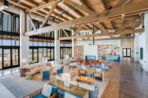 een grote lobby met veel meubilair en ramen bij The Lodge at Gulf State Park, A Hilton Hotel in Gulf Shores