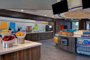 a grocery store with fruit in baskets on the counter at Tru By Hilton Fort Walton Beach, Fl in Fort Walton Beach