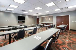 Sala de conferencias con mesas, sillas y TV en Hampton Inn & Suites Navarre, en Navarre