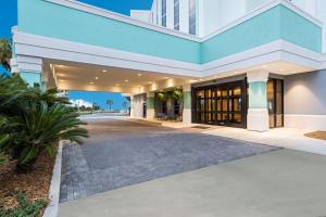 The Island House Hotel a Doubletree by Hilton的门面或入口