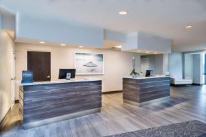 The Island House Hotel a Doubletree by Hilton的厨房或小厨房