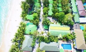an overhead view of a beach with palm trees and buildings at Lamai Inn 99 Bungalows in Lamai